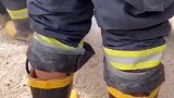 消防员负重爬楼双腿颤抖 119消防日，致敬最可爱的人！