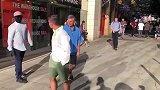 男子伪装成假人在路边恶搞路人，真是太坏了