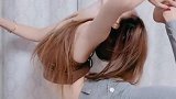 纵向拉腿表演，美女的才艺真有艺术感！