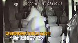 【深圳】醉汉冲上公交车殴打乘客 司机上前一秒“KO”