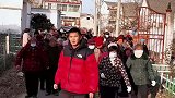 小伙领着村里的老人出行逗笑网友，奶奶第一次被公主抱吧