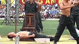 越南特警表演硬气功，躺钉板上连续两次飞刀刺肚子