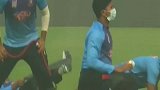 印度雾霾污染指数严重爆表 板球运动员无奈戴口罩训练