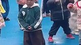 爸爸突然出现在儿子的课间操场，孩子绷不住委屈地大哭