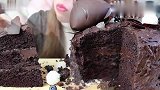 妹子啃食超浓厚巧克力蛋糕