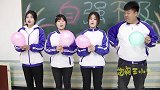 同学们玩头顶气球，学霸运用“摩擦起电”原理轻松赢得比赛，真逗