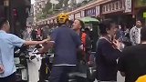 两男子街头起争执，互吐口水不动手
