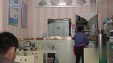 小伙在饭店点了个王八，这老板娘竟一遍遍叫他王八，这美女太搞笑