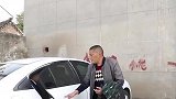 董事长低调回老家，被青梅竹马羞辱，一个电话她们后悔了