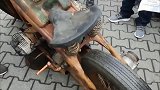 1941年的摩托车，看起来破的不行了，还能运行