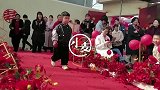 新人结婚请3岁萌娃送戒指，结果他把戒指扔到新人面前爆笑全场