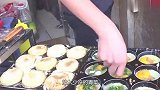 小伙校门口卖“鸡蛋”汉堡，3块钱1个，出摊就被大叔大妈围观