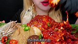 美女直播吃爆辣生酱蟹，拿起来直接一口嗦，一口下去辣的超过瘾