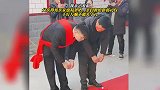 接亲出发前，父亲得知亲家也有爷奶，亲自教给新郎礼仪