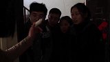 美女手指骨折了，没想同事们却给她送来一支拐杖，看完太有才了