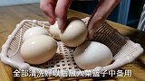 煮鸡蛋，直接下锅煮就错了，加上这一步，壳自己往下掉，真方便