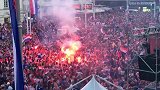 烟火持续弥漫 赛后两小时克罗地亚国内球迷仍狂欢