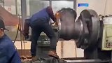 机器还在运作，工人就靠近调试机器！