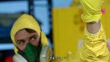 美女挑战世界最强胶水!穿鞋都是小场面,直接光脚上,真的勇士!