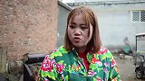 父亲坐牢，儿子被邻居嘲笑，父亲回来后儿子做法感人了!
