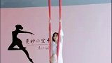 美女柔韧性真好，空中表演高难度瑜伽，不服都不行