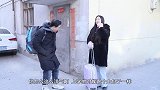 一男一女从广东打工回来，吹起牛来一个比一个厉害，笑得人肚子疼