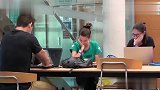 二货假装电脑被黑客控制，手忙脚乱，旁边的妹子笑惨