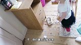 Emilia刚到外婆家就开始捣蛋，爸爸上楼一看，哭笑不得！