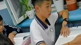 男孩手腕戴头绳被老师发现。耳朵瞬间变红。学生时代 校园生活 师生日常 害怕极了 青春