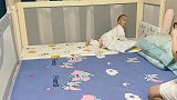 看见妈妈冲好奶粉，萌娃立马停止哭声爬到指定位置等待，真懂事