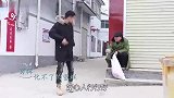 疯老头路边乞讨，好心小伙收留了他，没想到疯老头身份不一般
