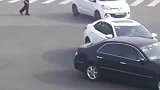 警察叔叔车是控制不了了，轿车失控交警叔叔力挽狂澜