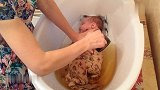 外国妈妈把娃裹起来洗澡，既温暖又让宝宝有安全感，称赞！