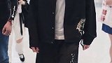 毛不易的腿呢？这已经不是简单的错位了，确定这不是魔术表演？不过有一说一，毛老师的腿是真的又细又长