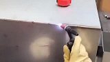 老师傅真不愧是资深的焊工，将表面焊接的严丝合缝，太赏心悦目了