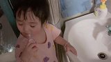 小宝宝刷牙的样子好认真，萌萌的样子真棒，简直太可爱了！