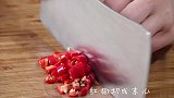 土豆又出新吃法，堆成小山淋上肉汁，一上桌大家抢着吃