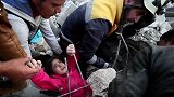 空袭后，废墟下叙利亚女孩哭喊想妈妈，可母亲却已在身下死去