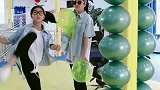 女孩苦练跆拳道，踢气球检验成果