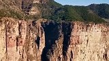冬日暖阳下的巍峨太行山。辉县黄水土梯观景台。