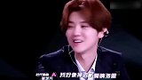 为啥张艺凡直播只露半身？看清她坐姿后，网友：再也不羡慕她高了
