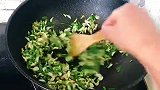 一把槐花四个鸡蛋，做出纯天然美食“槐花炒鸡蛋”，口味清香可口