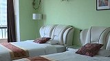 住客出门开空调未拔卡断电 遭酒店老板持刀恐吓