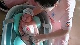 月嫂给月子里的小宝宝洗澡，宝宝全程都很享受，小表情好萌啊！