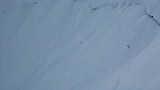 极限滑雪客在阿拉斯加滑雪被暗沟绊倒 翻滚下488米的山坡