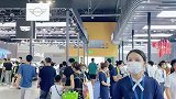和第一次见面相亲对象逛车展，中途她说去上厕所，半小时还没回来