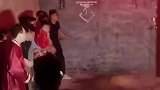 接亲踹大门，这下搞大了