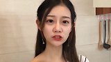 老妈说女儿是捡来的，女儿问为什么不捡个好看的，没想到她这样说