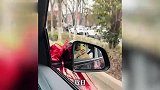 新婚夫妻办“极简婚礼”，婚车装饰只花2元还没有婚纱礼服，现场曝光网友直呼：聪明人！