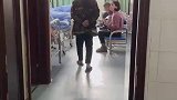 网友在医院拍到的一幕